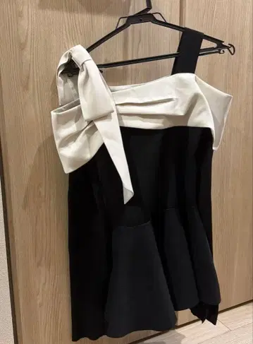 택 포함 오프숄더 리본 도킹 니트