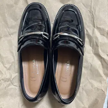 새상품급 통굽 비트 로퍼 artemis by DIANA 에나멜 블랙