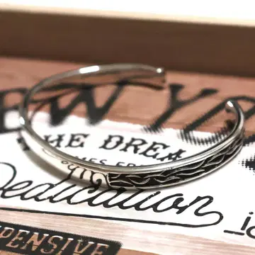 샤프한 디자인의 뱅글 스타일리시한 빛 특별한 액세서리 인기