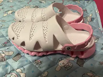 화이트/핑크 스트랩 샌들