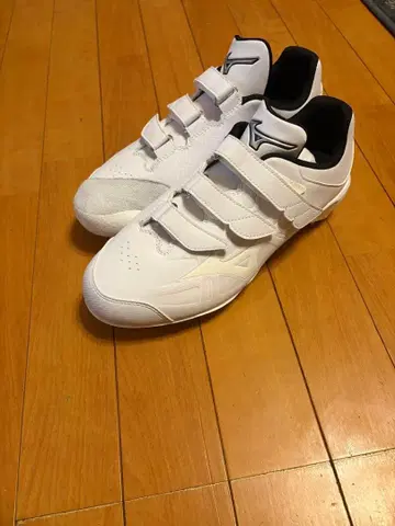 화이트 스파이크 슈즈 벨크로식