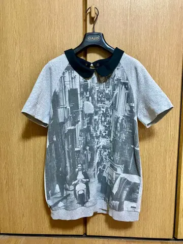 거리 풍경 프린트 반팔 블랙 카라 부착 티셔츠