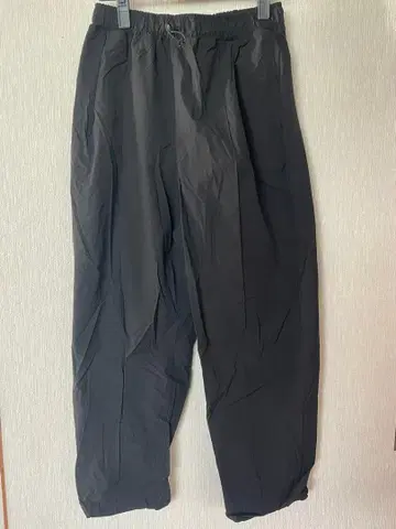 나일론 소재 캐주얼 팬츠 블랙