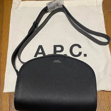 A.P.C. 블랙 카프 스킨 숄더백