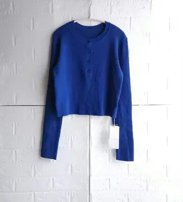 미스틱 블루 버튼 크롭 니트