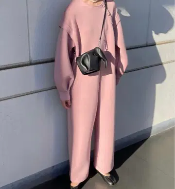 핑크 맨투맨 소재 perna