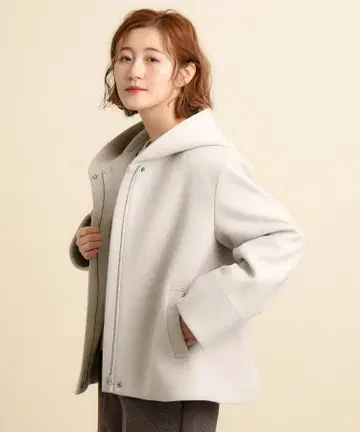 실루엣이 귀여운 후드 부착 숏 기장 자켓