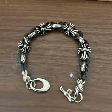 가죽과 실버의 꽃 무늬 팔찌