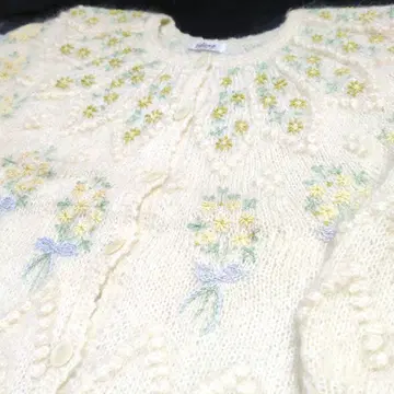 아이보리 입체 꽃무늬 자수 모헤어 폼폼 니트 가디건 새상품급