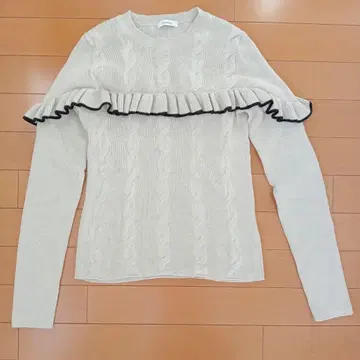 질 스튜어트 프릴 니트 베이지