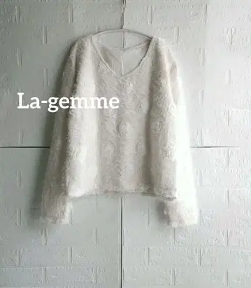 라지엠 아이보리 꽃무늬 자수 V넥 긴팔 상의