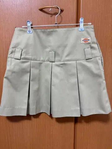 Dickies 베이지 플리츠 미니 스커트