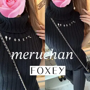 [새상품급] FOXEY 로고 참 포함 터틀넥 슬리브리스 니트 상의