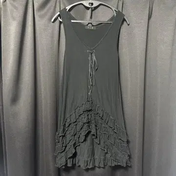 BPN 슬리브리스 프릴 튜닉