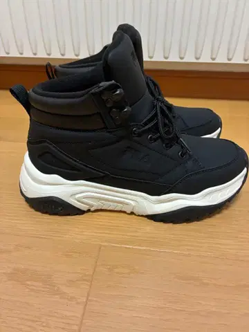 FILA 블랙 하이컷 스니커즈
