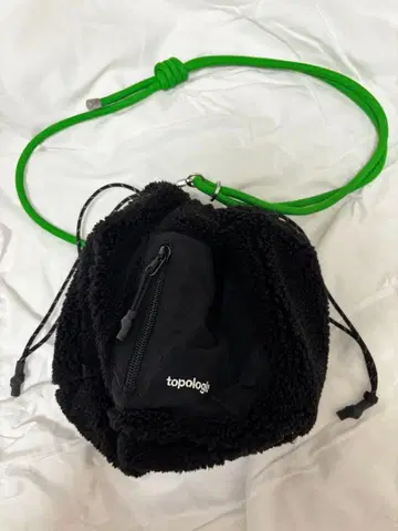 topologie 블랙 숄더백