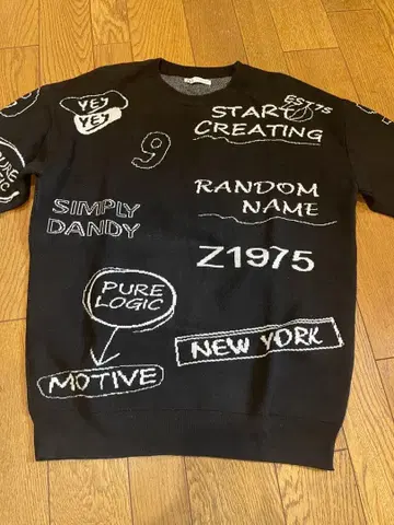 블랙 그래픽 프린트 맨투맨