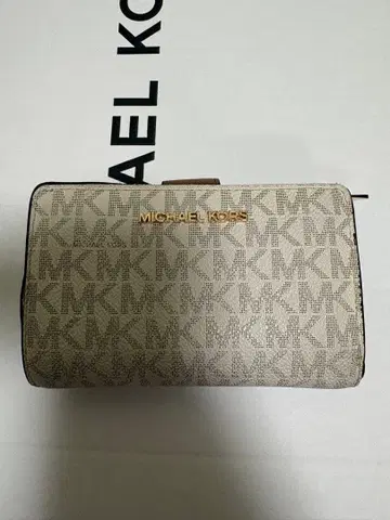 MICHAEL KORS 이단 접이식 지갑