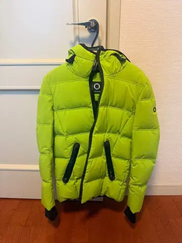 형광 그린 다운 자켓 후드 부착