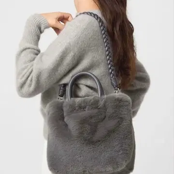 그린 레이블 릴랙싱 퍼 숄더백 블랙