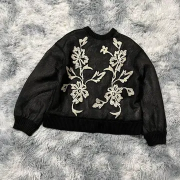 [ AMERI ] UND HAND EMBROIDERY TOP 메쉬 블랙