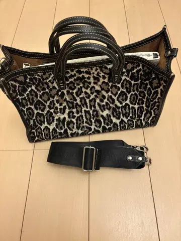 A VACATION 레오파드 토트백 이에나