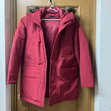 빨간색 후드 부착 롱 다운 자켓