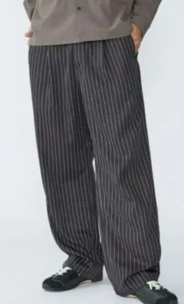 2턱 와이드 슬랙스 블랙 SHIPS