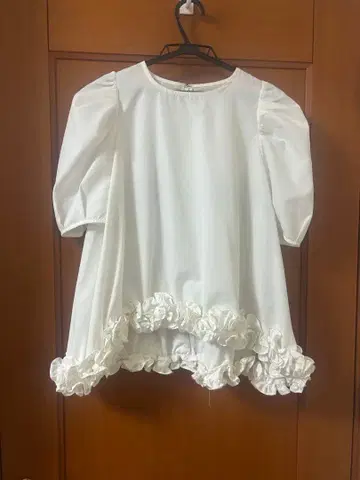 프릴이 달린 화이트 반팔 상의
