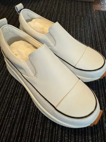 seven fair에서 인기 있는 스니커즈 화이트 슬립온