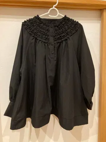 Fit more 미니 프릴 칼라 플레어 블라우스 블랙