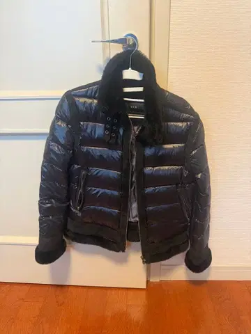 AKM 퍼 트리밍 블랙 다운 자켓