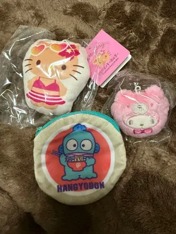 산리오 캐릭터 봉제 인형과 파우치 세트