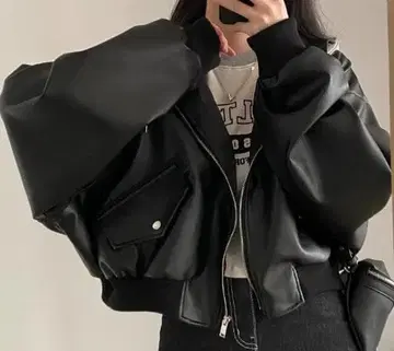 후드 부착 블랙 가죽 자켓