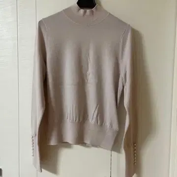 에스트네이션 베이지 하이넥 펄 버튼 니트