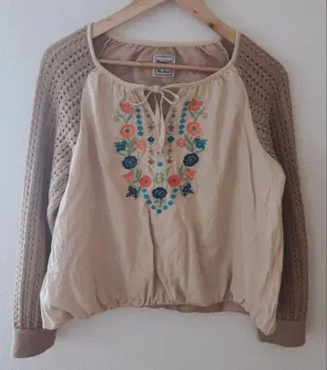 자수 블라우스 x 니트 베이지