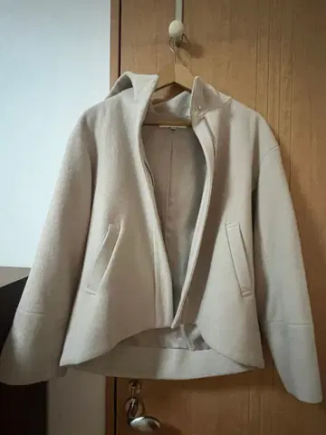 후드 부착 베이지 자켓