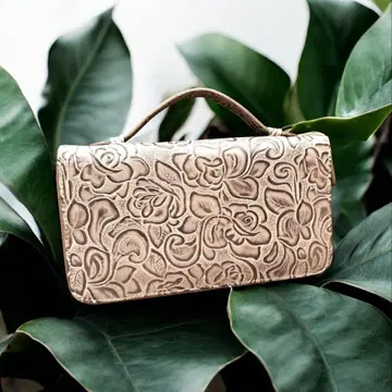 백으로도 활용 가능한 베이지 계열 장미 패턴 엠보 장지갑