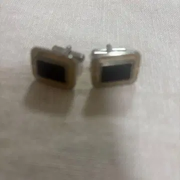 실버와 블랙의 직사각형 커프스 단추