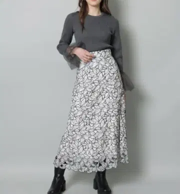 리랜드트루 컷워크 레이스 자수 스커트 화이트 x 블랙