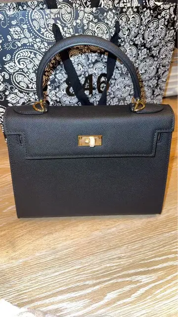 블랙 핸드백 골드 금장 장식 포함