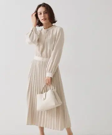 OPAQUE.CLIP 새틴 플리츠 원피스