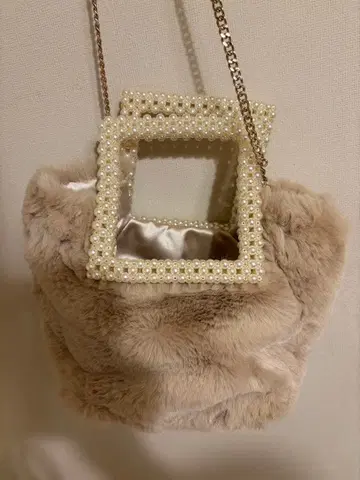 ZARA 베이지 퍼 숄더