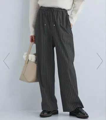 그린 라벨 릴랙싱 24AW 라메 스트라이프 드로스트 팬츠 안감 있음