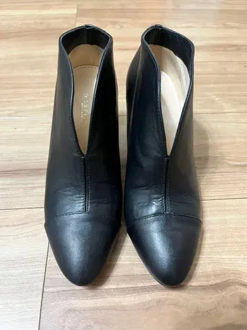 블랙 스틸레토 부티 23.5cm