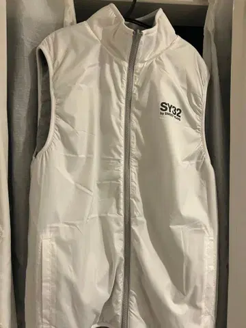 SY32 화이트 리버서블 베스트