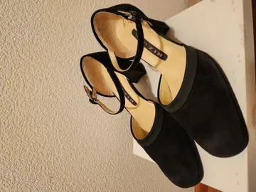 블랙 스웨이드 스트랩 펌프스