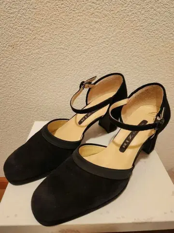 블랙 스웨이드 스트랩 펌프스