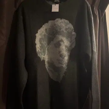 그레이 초상화 디자인 니트 스웨터