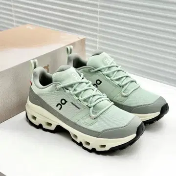 새상품 On Cloudrock Low 아웃도어 러닝화 26cm